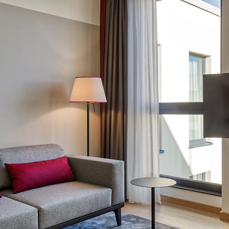 Intercityhotel Berlin Airport Ber Terminal 1 & 2 舍讷费尔德 外观 照片 The interior of a room at the hotel