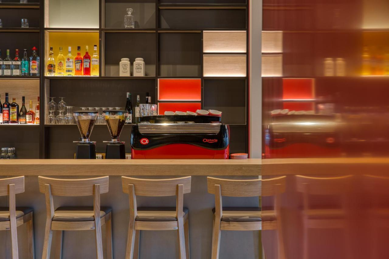 Intercityhotel Berlin Airport Ber Terminal 1 & 2 舍讷费尔德 外观 照片 The bar of the hotel