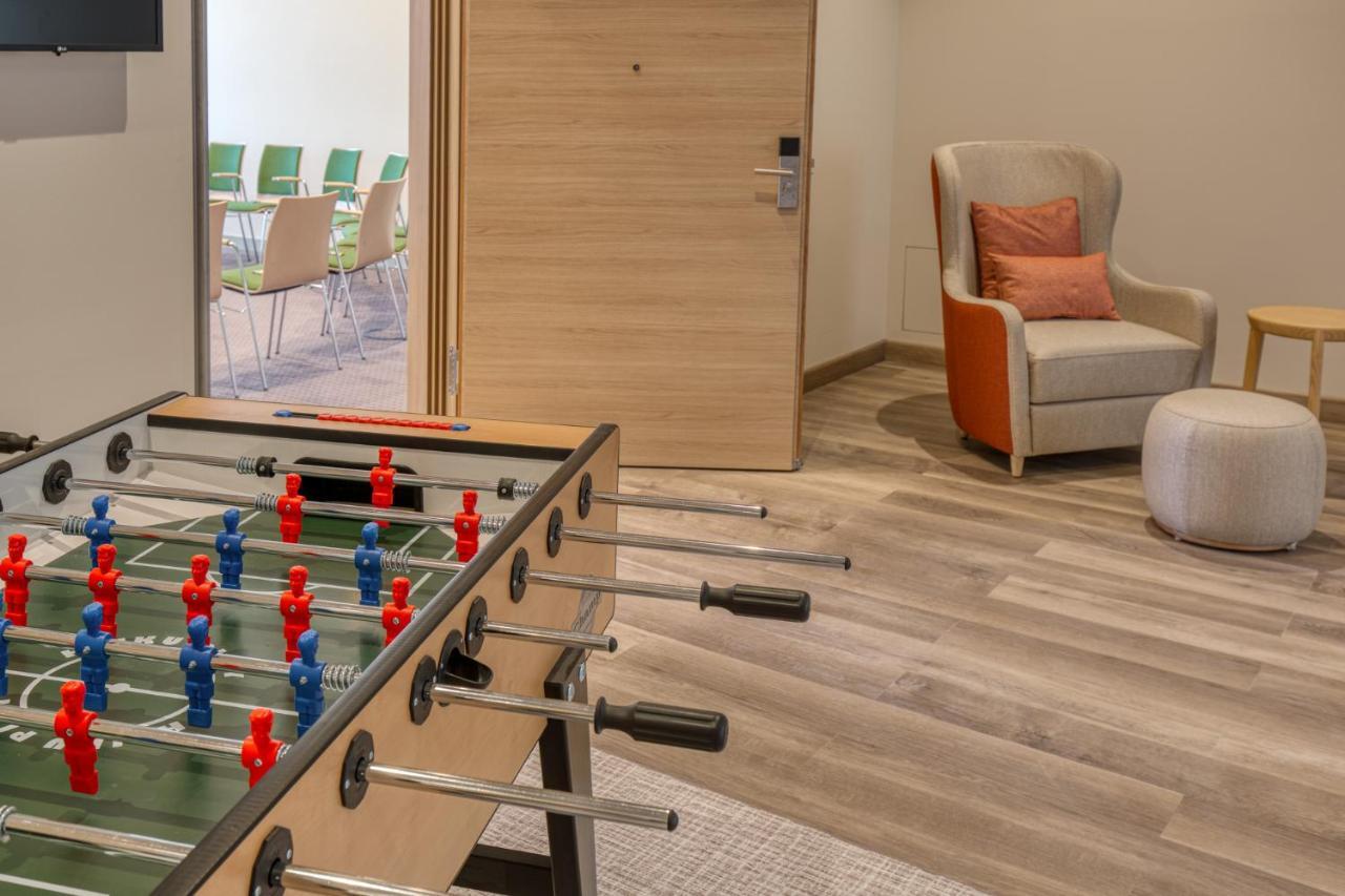 Intercityhotel Berlin Airport Ber Terminal 1 & 2 舍讷费尔德 外观 照片 The table football table in the room