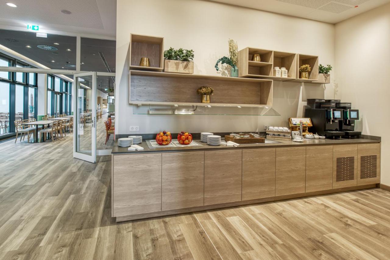 Intercityhotel Berlin Airport Ber Terminal 1 & 2 舍讷费尔德 外观 照片 Breakfast buffet at the airport