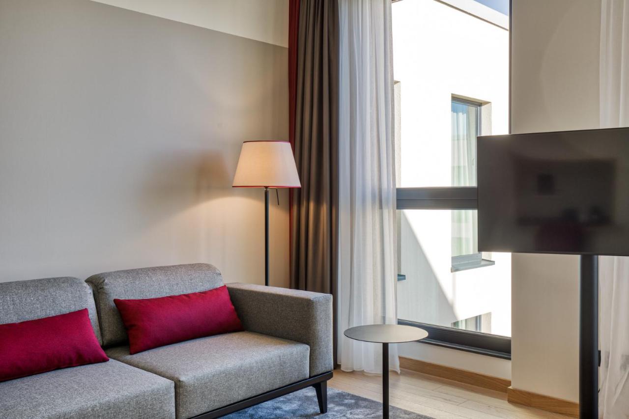 Intercityhotel Berlin Airport Ber Terminal 1 & 2 舍讷费尔德 外观 照片 The interior of a room at the hotel
